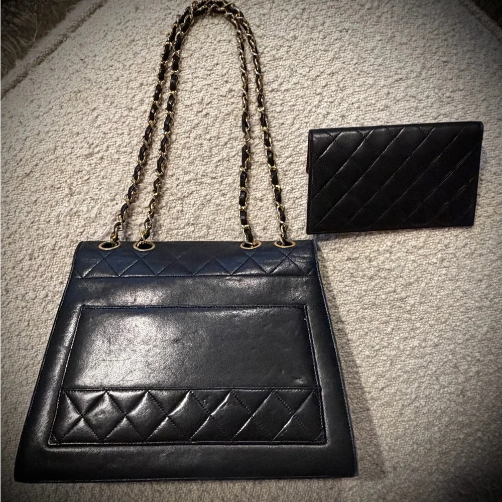 CHANEL Vintage Black Quilted Leather Shoulder Bag and matching wallet - Picture 2 of 6